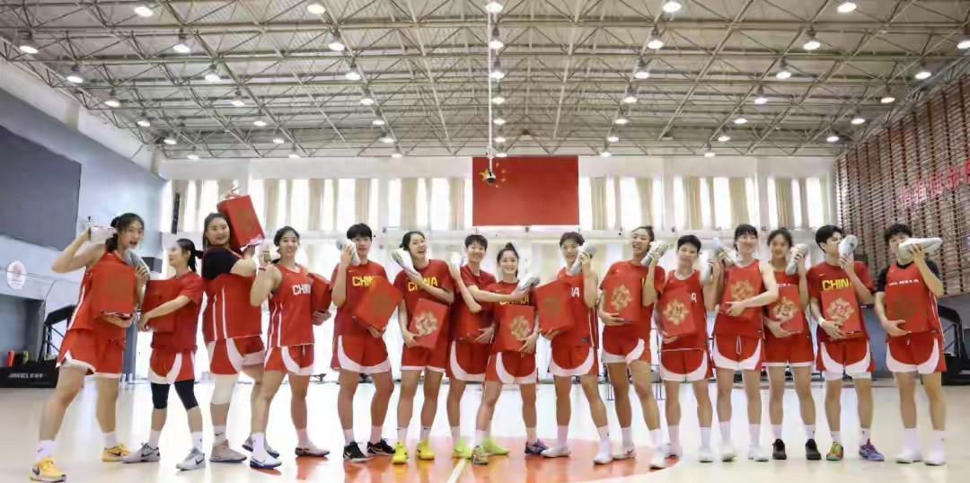 双塔缺席，新人扛旗！女篮生死战前，宫鲁鸣的豪赌开始了